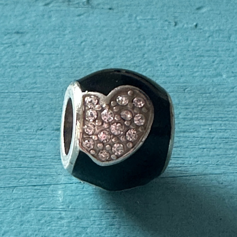 Brighton blissful hearts charm